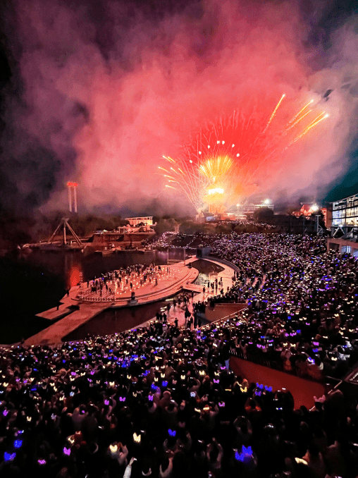 2012 年最后一天：城市热闹非凡，广场上万人倒数跨年，烟花绽放迎接新年